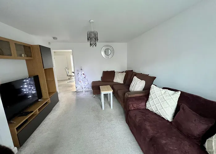 Beautiful 4-Bedroom House With Private Garden & Parking