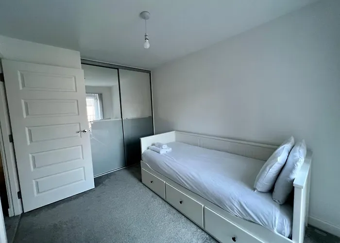 Beautiful 4-Bedroom House With Private Garden & Parking