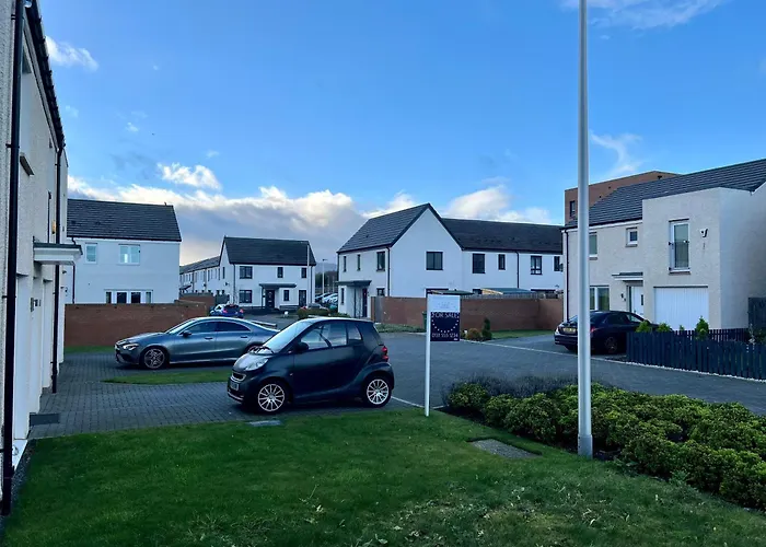 Beautiful 4-Bedroom House With Private Garden & Parking